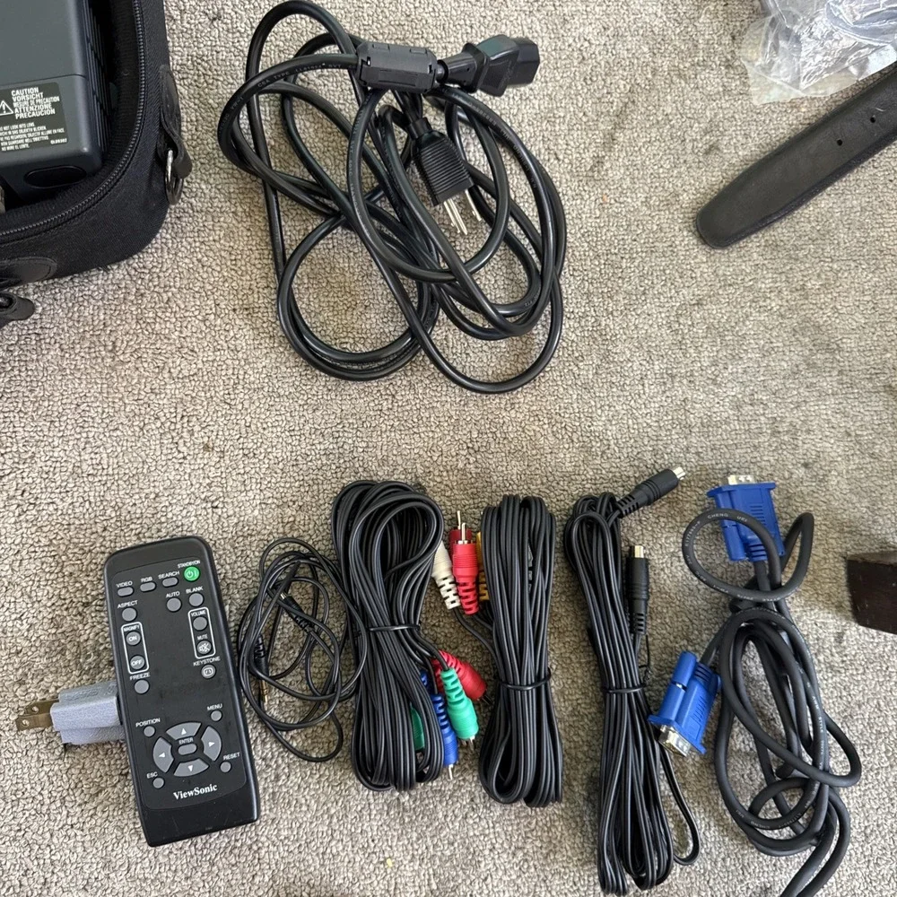 ViewSonic PJ501 3 Panel LCD Digital Multimedia Projector VPROJ25048-1W With Case
